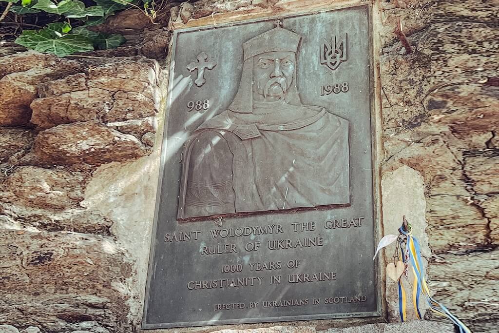 A monument to Saint Wolodymyt the Gret Ruller of Ukrain on a rocky wall that you'll get to witness on this Ukrainian Tour of Edinburgh.