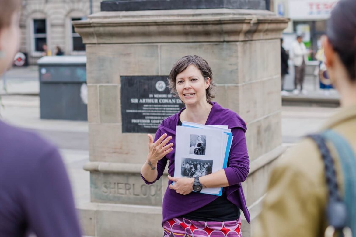 Martina telling guests about women’s history in Edinburgh during a guided city walking tour.