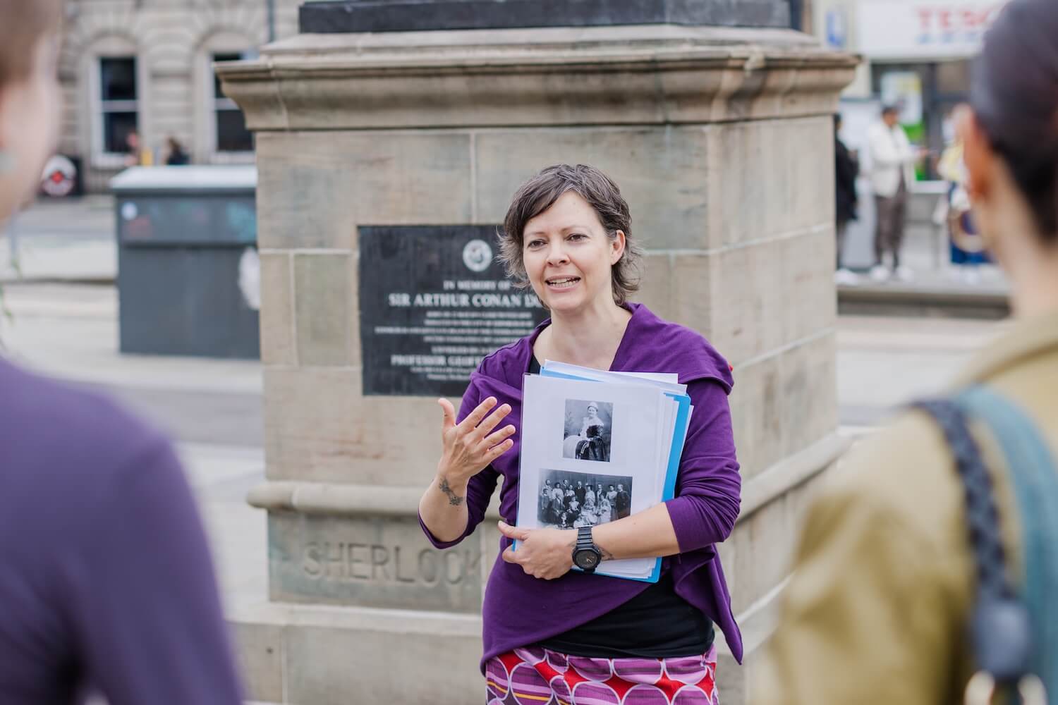 Martina telling guests about women’s history in Edinburgh during a guided city walking tour.