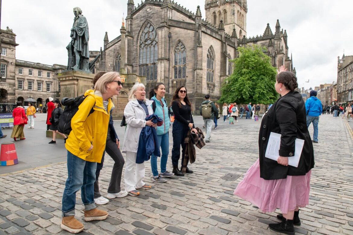 Guide Pola speaking with guests outside St Giles’ Cathedral in Edinburgh